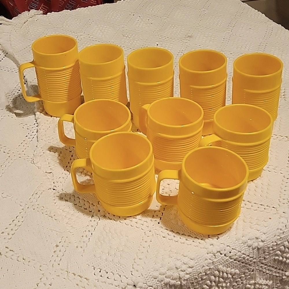 Rubbermaid Melamine set of 10. 5 small w/ handles, 4 tall w/o handles, 1 tall